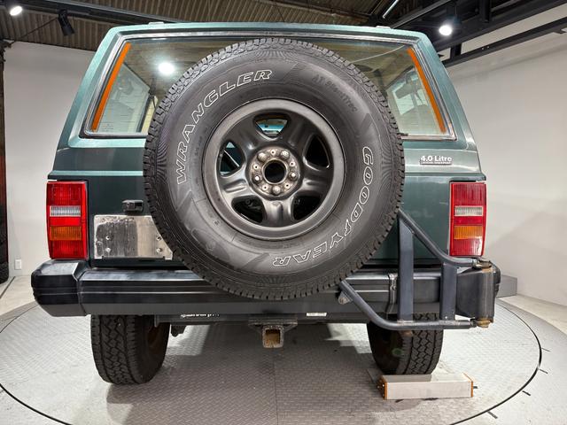 ジープ・チェロキー スポーツ　前期スポーツ・４ＷＤ・Ｂｌｕｅｔｏｏｔｈオーディオ・２インチリフトアップ・モスグリーン・背面タイヤ（3枚目）