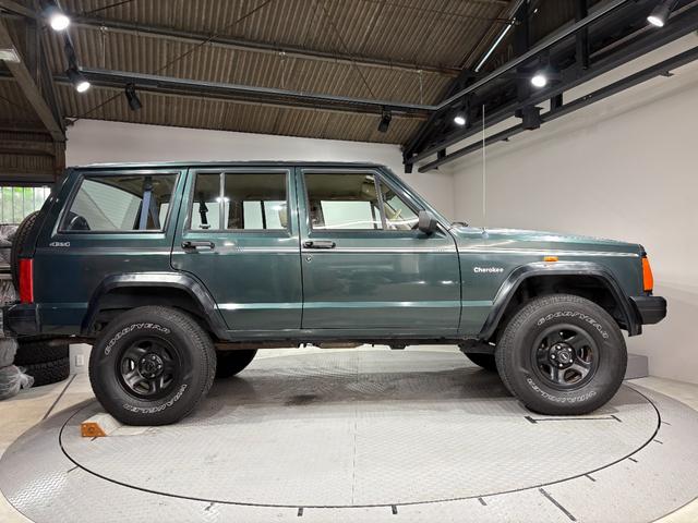 ジープ・チェロキー スポーツ　前期スポーツ・４ＷＤ・Ｂｌｕｅｔｏｏｔｈオーディオ・２インチリフトアップ・モスグリーン・背面タイヤ（4枚目）