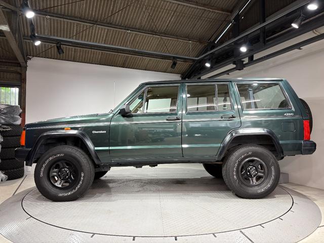ジープ・チェロキー スポーツ　前期スポーツ・４ＷＤ・Ｂｌｕｅｔｏｏｔｈオーディオ・２インチリフトアップ・モスグリーン・背面タイヤ（5枚目）