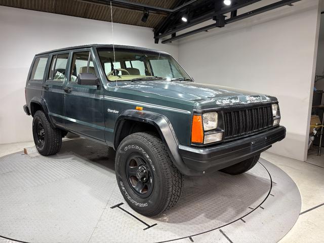 ジープ・チェロキー スポーツ　前期スポーツ・４ＷＤ・Ｂｌｕｅｔｏｏｔｈオーディオ・２インチリフトアップ・モスグリーン・背面タイヤ（6枚目）
