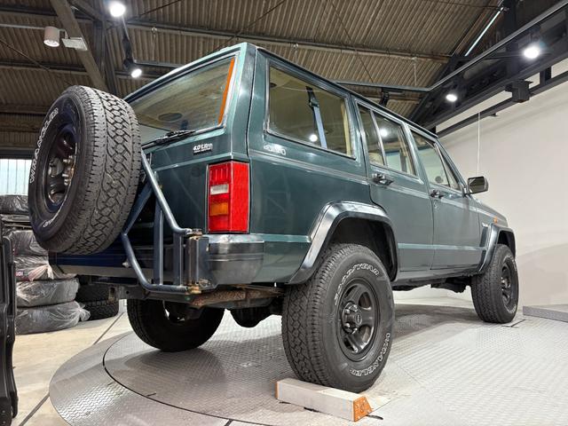 ジープ・チェロキー スポーツ　前期スポーツ・４ＷＤ・Ｂｌｕｅｔｏｏｔｈオーディオ・２インチリフトアップ・モスグリーン・背面タイヤ（8枚目）
