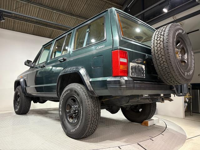 ジープ・チェロキー スポーツ　前期スポーツ・４ＷＤ・Ｂｌｕｅｔｏｏｔｈオーディオ・２インチリフトアップ・モスグリーン・背面タイヤ（9枚目）