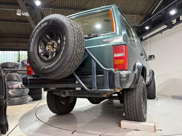 ジープ・チェロキー スポーツ　前期スポーツ・４ＷＤ・Ｂｌｕｅｔｏｏｔｈオーディオ・２インチリフトアップ・モスグリーン・背面タイヤ（10枚目）