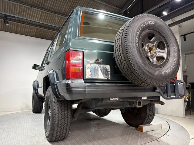 ジープ・チェロキー スポーツ　前期スポーツ・４ＷＤ・Ｂｌｕｅｔｏｏｔｈオーディオ・２インチリフトアップ・モスグリーン・背面タイヤ（11枚目）