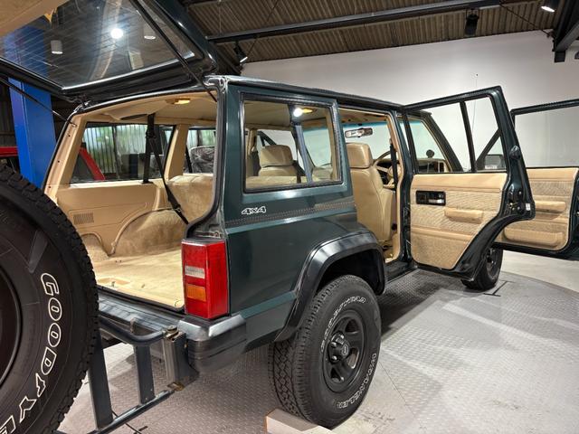 ジープ・チェロキー スポーツ　前期スポーツ・４ＷＤ・Ｂｌｕｅｔｏｏｔｈオーディオ・２インチリフトアップ・モスグリーン・背面タイヤ（13枚目）