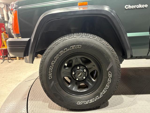 ジープ・チェロキー スポーツ　前期スポーツ・４ＷＤ・Ｂｌｕｅｔｏｏｔｈオーディオ・２インチリフトアップ・モスグリーン・背面タイヤ（39枚目）