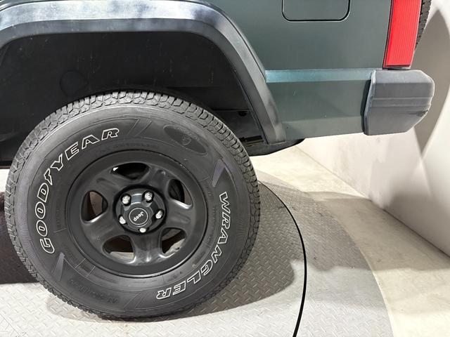 ジープ・チェロキー スポーツ　前期スポーツ・４ＷＤ・Ｂｌｕｅｔｏｏｔｈオーディオ・２インチリフトアップ・モスグリーン・背面タイヤ（40枚目）
