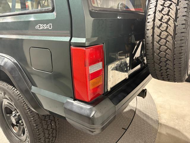 ジープ・チェロキー スポーツ　前期スポーツ・４ＷＤ・Ｂｌｕｅｔｏｏｔｈオーディオ・２インチリフトアップ・モスグリーン・背面タイヤ（45枚目）