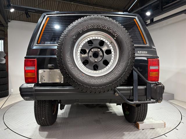 ジープ・チェロキー スポーツ 前期スポーツ・4WD・momoステアリング・リフトアップ・・ブラック・背面タイヤ(3枚目)