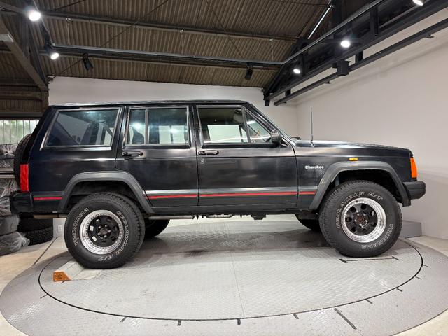 ジープ・チェロキー スポーツ 前期スポーツ・4WD・momoステアリング・リフトアップ・・ブラック・背面タイヤ(4枚目)