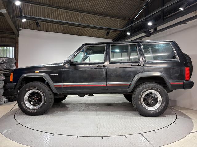 ジープ・チェロキー スポーツ 前期スポーツ・4WD・momoステアリング・リフトアップ・・ブラック・背面タイヤ(5枚目)
