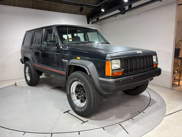 ジープ・チェロキー スポーツ 前期スポーツ・4WD・momoステアリング・リフトアップ・・ブラック・背面タイヤ(6枚目)