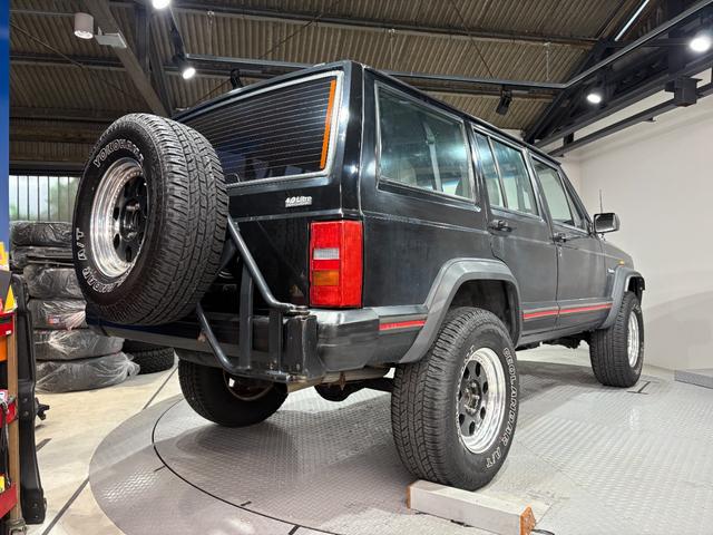 ジープ・チェロキー スポーツ 前期スポーツ・4WD・momoステアリング・リフトアップ・・ブラック・背面タイヤ(8枚目)
