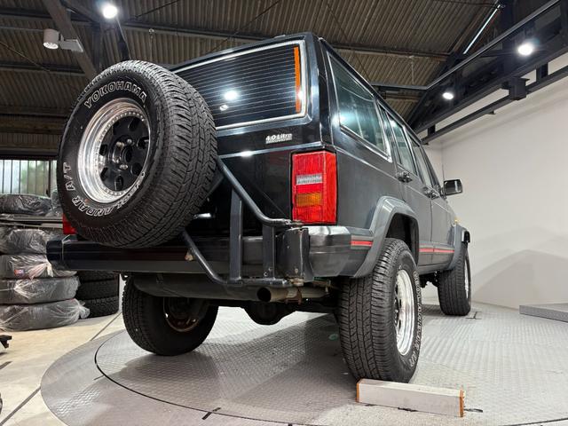 ジープ・チェロキー スポーツ 前期スポーツ・4WD・momoステアリング・リフトアップ・・ブラック・背面タイヤ(10枚目)