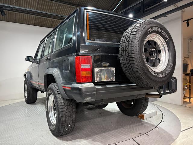 ジープ・チェロキー スポーツ 前期スポーツ・4WD・momoステアリング・リフトアップ・・ブラック・背面タイヤ(11枚目)