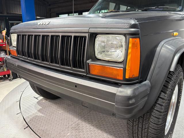 ジープ・チェロキー スポーツ 前期スポーツ・4WD・momoステアリング・リフトアップ・・ブラック・背面タイヤ(43枚目)