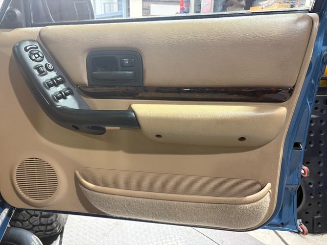 �^�]�ȃh�A����