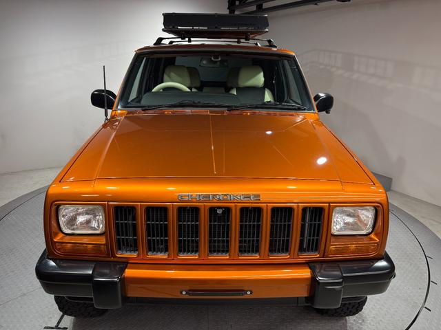 ジープ・チェロキー スポーツ　【チェロキー（ＸＪ・７ＭＸ）専門店】後期スポーツ・４ＷＤ・フロントカメラ・サイドカメラ・デジタルインナーミラー兼ドラレコ・リヤカメラ・２インチリフトアップ・ＵＶカットフィルム・メタリックオレンジ（2枚目）