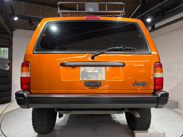 ジープ・チェロキー スポーツ　【チェロキー（ＸＪ・７ＭＸ）専門店】後期スポーツ・４ＷＤ・フロントカメラ・サイドカメラ・デジタルインナーミラー兼ドラレコ・リヤカメラ・２インチリフトアップ・ＵＶカットフィルム・メタリックオレンジ（3枚目）