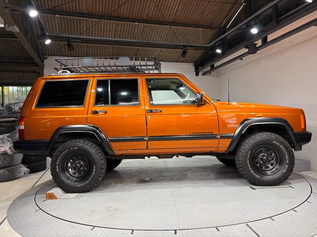 ジープ・チェロキー スポーツ　【チェロキー（ＸＪ・７ＭＸ）専門店】後期スポーツ・４ＷＤ・フロントカメラ・サイドカメラ・デジタルインナーミラー兼ドラレコ・リヤカメラ・２インチリフトアップ・ＵＶカットフィルム・メタリックオレンジ（4枚目）