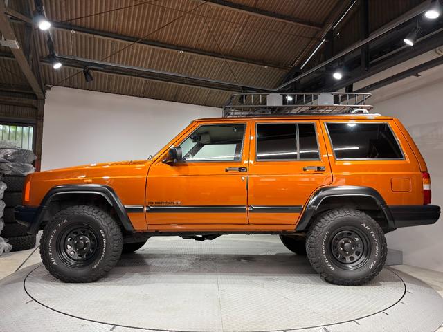 ジープ・チェロキー スポーツ　【チェロキー（ＸＪ・７ＭＸ）専門店】後期スポーツ・４ＷＤ・フロントカメラ・サイドカメラ・デジタルインナーミラー兼ドラレコ・リヤカメラ・２インチリフトアップ・ＵＶカットフィルム・メタリックオレンジ（5枚目）