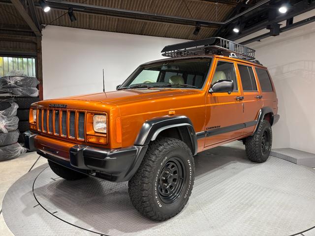 ジープ・チェロキー スポーツ　【チェロキー（ＸＪ・７ＭＸ）専門店】後期スポーツ・４ＷＤ・フロントカメラ・サイドカメラ・デジタルインナーミラー兼ドラレコ・リヤカメラ・２インチリフトアップ・ＵＶカットフィルム・メタリックオレンジ（7枚目）