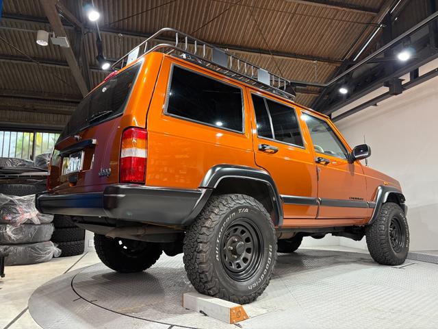 ジープ・チェロキー スポーツ　【チェロキー（ＸＪ・７ＭＸ）専門店】後期スポーツ・４ＷＤ・フロントカメラ・サイドカメラ・デジタルインナーミラー兼ドラレコ・リヤカメラ・２インチリフトアップ・ＵＶカットフィルム・メタリックオレンジ（8枚目）