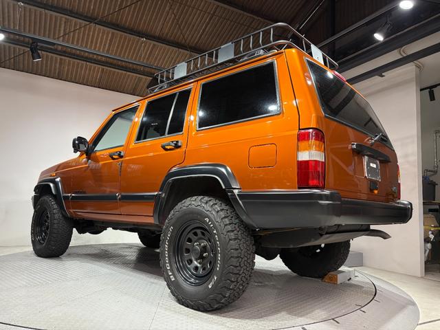 ジープ・チェロキー スポーツ　【チェロキー（ＸＪ・７ＭＸ）専門店】後期スポーツ・４ＷＤ・フロントカメラ・サイドカメラ・デジタルインナーミラー兼ドラレコ・リヤカメラ・２インチリフトアップ・ＵＶカットフィルム・メタリックオレンジ（9枚目）