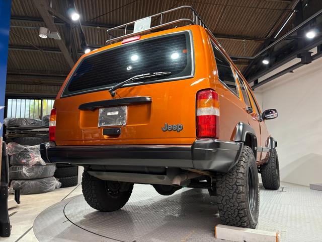 ジープ・チェロキー スポーツ　【チェロキー（ＸＪ・７ＭＸ）専門店】後期スポーツ・４ＷＤ・フロントカメラ・サイドカメラ・デジタルインナーミラー兼ドラレコ・リヤカメラ・２インチリフトアップ・ＵＶカットフィルム・メタリックオレンジ（10枚目）