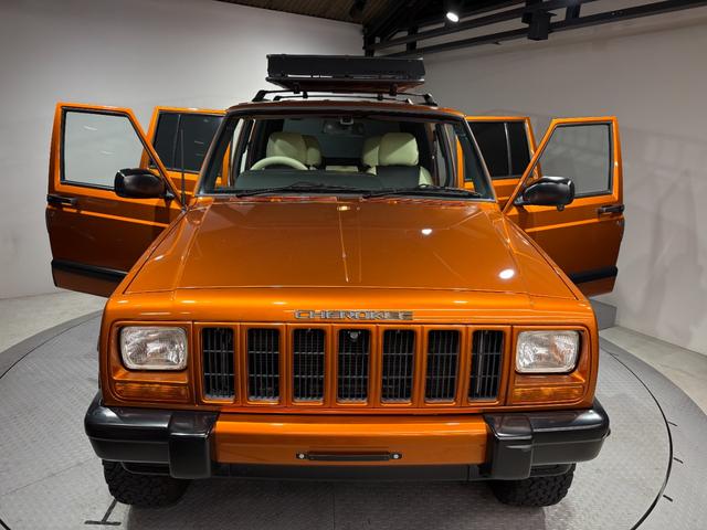 ジープ・チェロキー スポーツ　【チェロキー（ＸＪ・７ＭＸ）専門店】後期スポーツ・４ＷＤ・フロントカメラ・サイドカメラ・デジタルインナーミラー兼ドラレコ・リヤカメラ・２インチリフトアップ・ＵＶカットフィルム・メタリックオレンジ（12枚目）