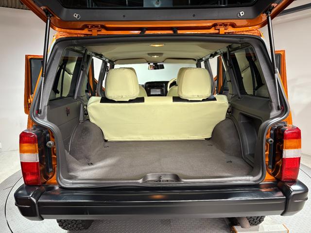 ジープ・チェロキー スポーツ　【チェロキー（ＸＪ・７ＭＸ）専門店】後期スポーツ・４ＷＤ・フロントカメラ・サイドカメラ・デジタルインナーミラー兼ドラレコ・リヤカメラ・２インチリフトアップ・ＵＶカットフィルム・メタリックオレンジ（15枚目）