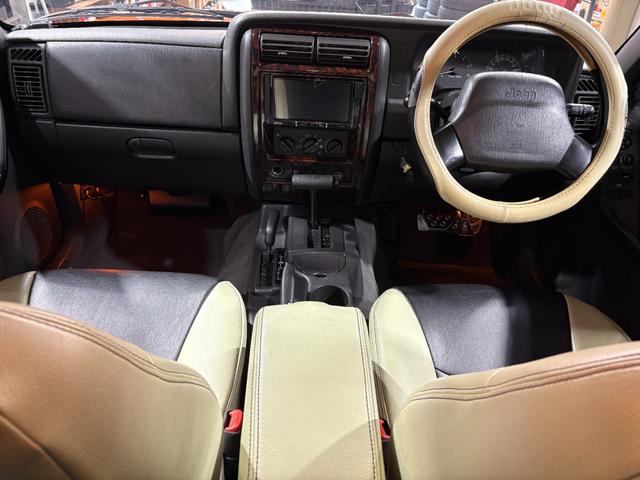 ジープ・チェロキー スポーツ　【チェロキー（ＸＪ・７ＭＸ）専門店】後期スポーツ・４ＷＤ・フロントカメラ・サイドカメラ・デジタルインナーミラー兼ドラレコ・リヤカメラ・２インチリフトアップ・ＵＶカットフィルム・メタリックオレンジ（20枚目）