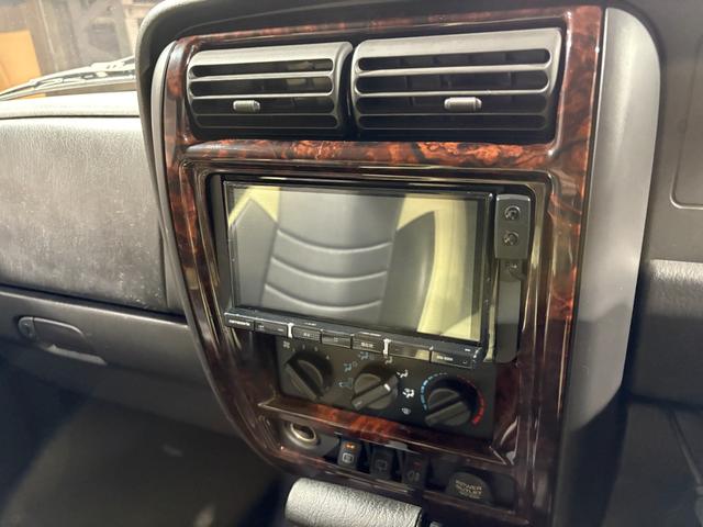 ジープ・チェロキー スポーツ　【チェロキー（ＸＪ・７ＭＸ）専門店】後期スポーツ・４ＷＤ・フロントカメラ・サイドカメラ・デジタルインナーミラー兼ドラレコ・リヤカメラ・２インチリフトアップ・ＵＶカットフィルム・メタリックオレンジ（21枚目）