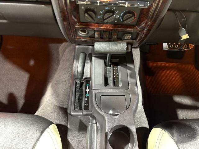 ジープ・チェロキー スポーツ　【チェロキー（ＸＪ・７ＭＸ）専門店】後期スポーツ・４ＷＤ・フロントカメラ・サイドカメラ・デジタルインナーミラー兼ドラレコ・リヤカメラ・２インチリフトアップ・ＵＶカットフィルム・メタリックオレンジ（24枚目）