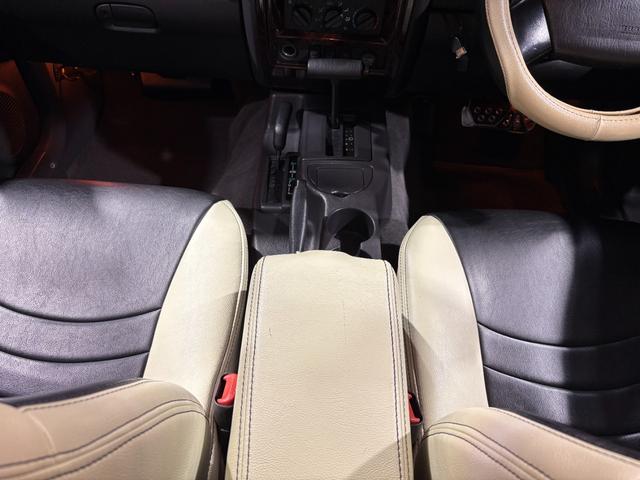 ジープ・チェロキー スポーツ　【チェロキー（ＸＪ・７ＭＸ）専門店】後期スポーツ・４ＷＤ・フロントカメラ・サイドカメラ・デジタルインナーミラー兼ドラレコ・リヤカメラ・２インチリフトアップ・ＵＶカットフィルム・メタリックオレンジ（25枚目）