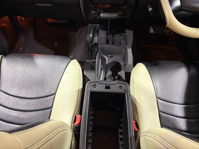 ジープ・チェロキー スポーツ　【チェロキー（ＸＪ・７ＭＸ）専門店】後期スポーツ・４ＷＤ・フロントカメラ・サイドカメラ・デジタルインナーミラー兼ドラレコ・リヤカメラ・２インチリフトアップ・ＵＶカットフィルム・メタリックオレンジ（26枚目）