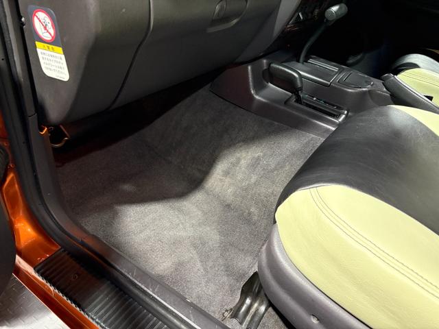 ジープ・チェロキー スポーツ　【チェロキー（ＸＪ・７ＭＸ）専門店】後期スポーツ・４ＷＤ・フロントカメラ・サイドカメラ・デジタルインナーミラー兼ドラレコ・リヤカメラ・２インチリフトアップ・ＵＶカットフィルム・メタリックオレンジ（32枚目）