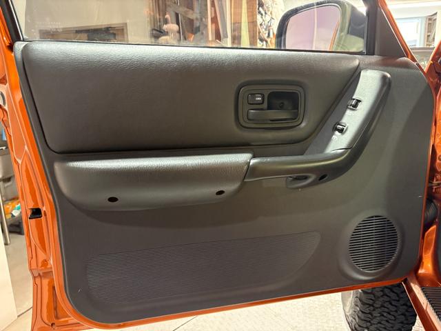 ジープ・チェロキー スポーツ　【チェロキー（ＸＪ・７ＭＸ）専門店】後期スポーツ・４ＷＤ・フロントカメラ・サイドカメラ・デジタルインナーミラー兼ドラレコ・リヤカメラ・２インチリフトアップ・ＵＶカットフィルム・メタリックオレンジ（34枚目）