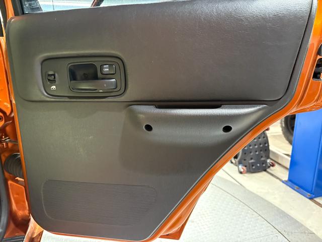 ジープ・チェロキー スポーツ　【チェロキー（ＸＪ・７ＭＸ）専門店】後期スポーツ・４ＷＤ・フロントカメラ・サイドカメラ・デジタルインナーミラー兼ドラレコ・リヤカメラ・２インチリフトアップ・ＵＶカットフィルム・メタリックオレンジ（35枚目）