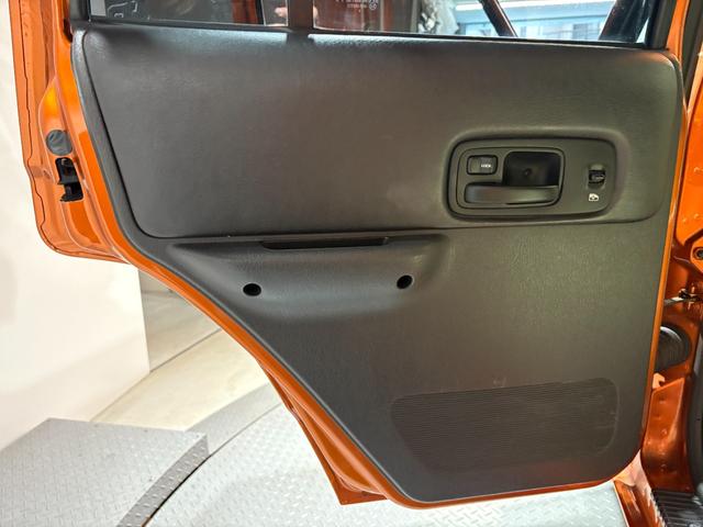 ジープ・チェロキー スポーツ　【チェロキー（ＸＪ・７ＭＸ）専門店】後期スポーツ・４ＷＤ・フロントカメラ・サイドカメラ・デジタルインナーミラー兼ドラレコ・リヤカメラ・２インチリフトアップ・ＵＶカットフィルム・メタリックオレンジ（36枚目）