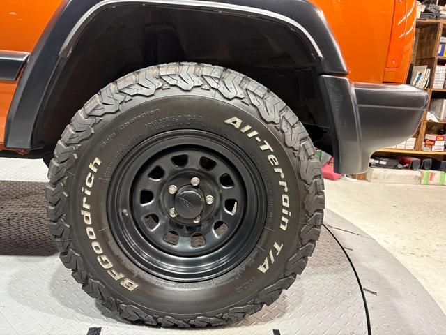 ジープ・チェロキー スポーツ　【チェロキー（ＸＪ・７ＭＸ）専門店】後期スポーツ・４ＷＤ・フロントカメラ・サイドカメラ・デジタルインナーミラー兼ドラレコ・リヤカメラ・２インチリフトアップ・ＵＶカットフィルム・メタリックオレンジ（38枚目）