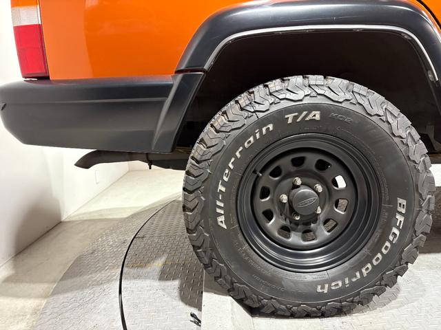 ジープ・チェロキー スポーツ　【チェロキー（ＸＪ・７ＭＸ）専門店】後期スポーツ・４ＷＤ・フロントカメラ・サイドカメラ・デジタルインナーミラー兼ドラレコ・リヤカメラ・２インチリフトアップ・ＵＶカットフィルム・メタリックオレンジ（39枚目）