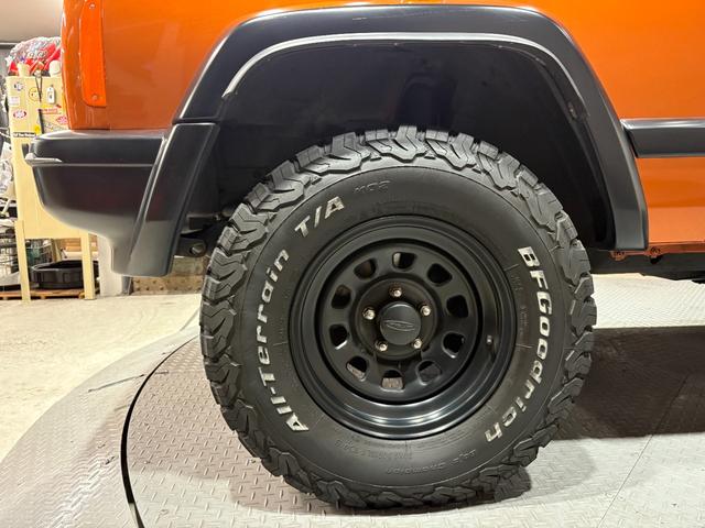 ジープ・チェロキー スポーツ　【チェロキー（ＸＪ・７ＭＸ）専門店】後期スポーツ・４ＷＤ・フロントカメラ・サイドカメラ・デジタルインナーミラー兼ドラレコ・リヤカメラ・２インチリフトアップ・ＵＶカットフィルム・メタリックオレンジ（40枚目）