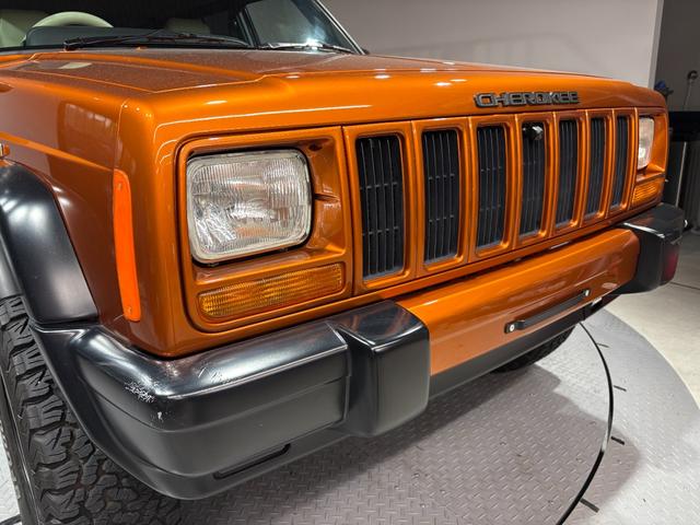 ジープ・チェロキー スポーツ　【チェロキー（ＸＪ・７ＭＸ）専門店】後期スポーツ・４ＷＤ・フロントカメラ・サイドカメラ・デジタルインナーミラー兼ドラレコ・リヤカメラ・２インチリフトアップ・ＵＶカットフィルム・メタリックオレンジ（42枚目）