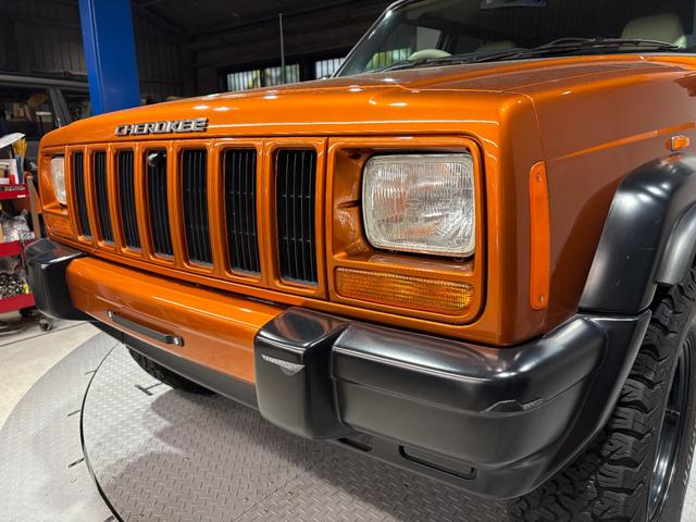 ジープ・チェロキー スポーツ　【チェロキー（ＸＪ・７ＭＸ）専門店】後期スポーツ・４ＷＤ・フロントカメラ・サイドカメラ・デジタルインナーミラー兼ドラレコ・リヤカメラ・２インチリフトアップ・ＵＶカットフィルム・メタリックオレンジ（44枚目）
