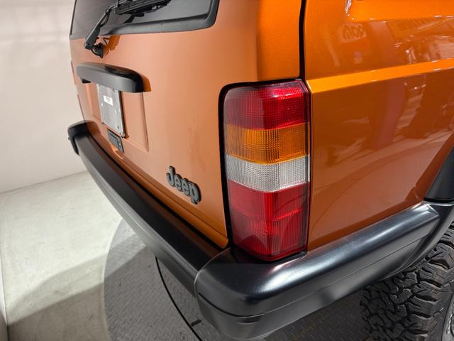 ジープ・チェロキー スポーツ　【チェロキー（ＸＪ・７ＭＸ）専門店】後期スポーツ・４ＷＤ・フロントカメラ・サイドカメラ・デジタルインナーミラー兼ドラレコ・リヤカメラ・２インチリフトアップ・ＵＶカットフィルム・メタリックオレンジ（45枚目）