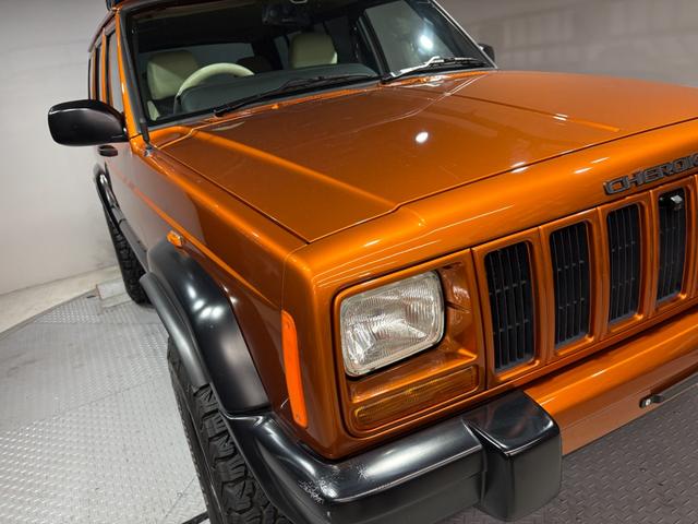 ジープ・チェロキー スポーツ　【チェロキー（ＸＪ・７ＭＸ）専門店】後期スポーツ・４ＷＤ・フロントカメラ・サイドカメラ・デジタルインナーミラー兼ドラレコ・リヤカメラ・２インチリフトアップ・ＵＶカットフィルム・メタリックオレンジ（47枚目）