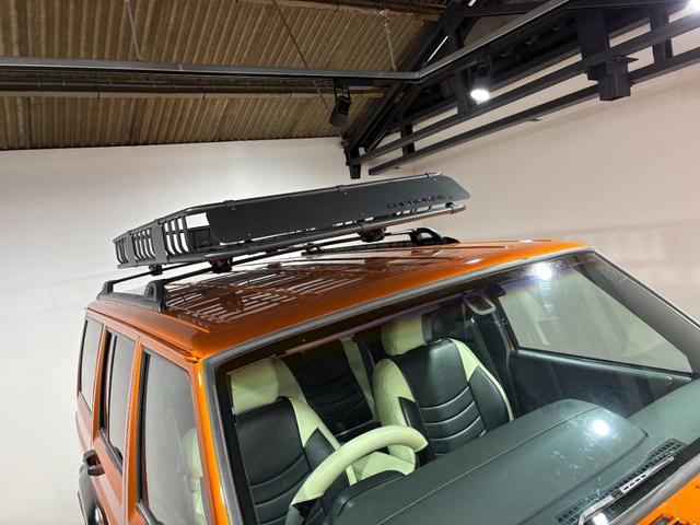 ジープ・チェロキー スポーツ　【チェロキー（ＸＪ・７ＭＸ）専門店】後期スポーツ・４ＷＤ・フロントカメラ・サイドカメラ・デジタルインナーミラー兼ドラレコ・リヤカメラ・２インチリフトアップ・ＵＶカットフィルム・メタリックオレンジ（49枚目）