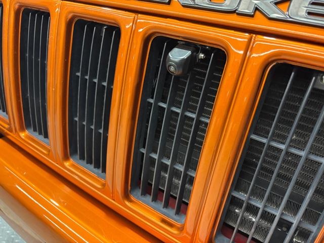 ジープ・チェロキー スポーツ　【チェロキー（ＸＪ・７ＭＸ）専門店】後期スポーツ・４ＷＤ・フロントカメラ・サイドカメラ・デジタルインナーミラー兼ドラレコ・リヤカメラ・２インチリフトアップ・ＵＶカットフィルム・メタリックオレンジ（50枚目）