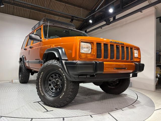ジープ・チェロキー スポーツ　【チェロキー（ＸＪ・７ＭＸ）専門店】後期スポーツ・４ＷＤ・フロントカメラ・サイドカメラ・デジタルインナーミラー兼ドラレコ・リヤカメラ・２インチリフトアップ・ＵＶカットフィルム・メタリックオレンジ（53枚目）